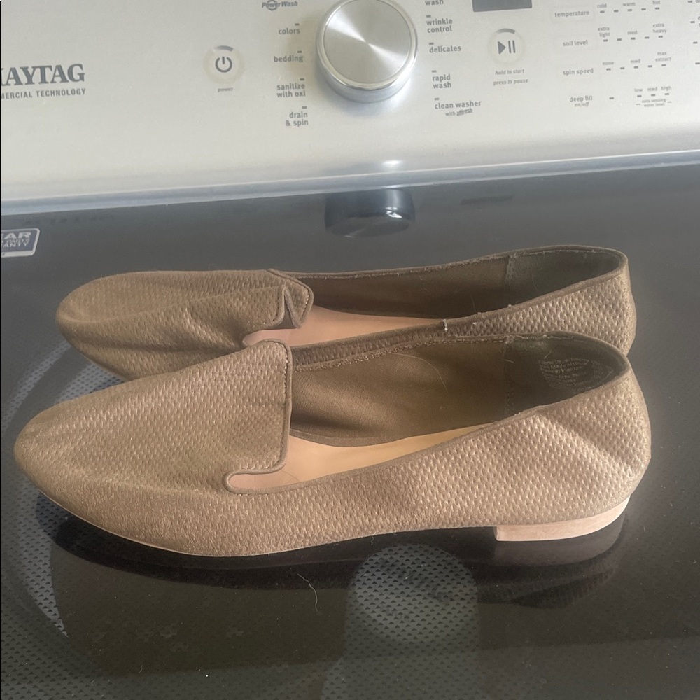 3/$15 🎉 FIONI  Olive green womans 8.5 flats Loafers